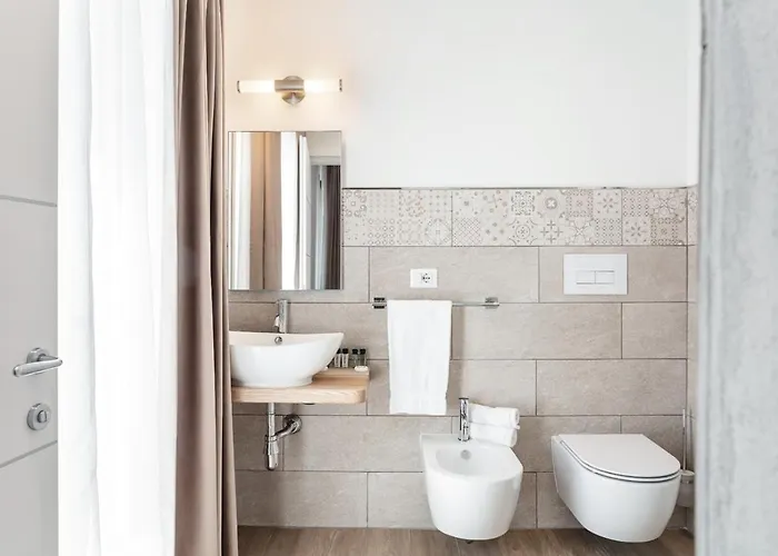 招待所 Lungomare 4*